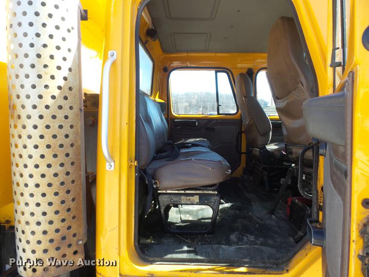 image for item DC7435 2002 International 4900 dump truck