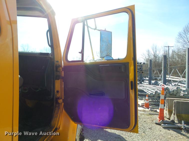 image for item DC7435 2002 International 4900 dump truck