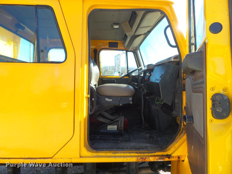 image for item DC7435 2002 International 4900 dump truck