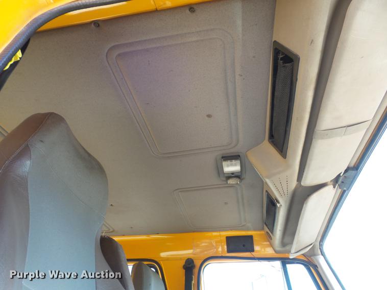 image for item DC7435 2002 International 4900 dump truck