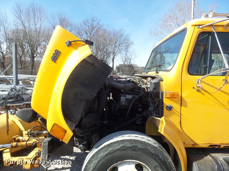 image for item DC7435 2002 International 4900 dump truck