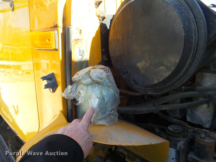 image for item DC7435 2002 International 4900 dump truck