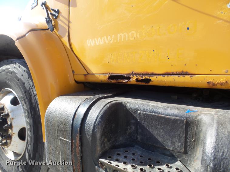 image for item DC7435 2002 International 4900 dump truck