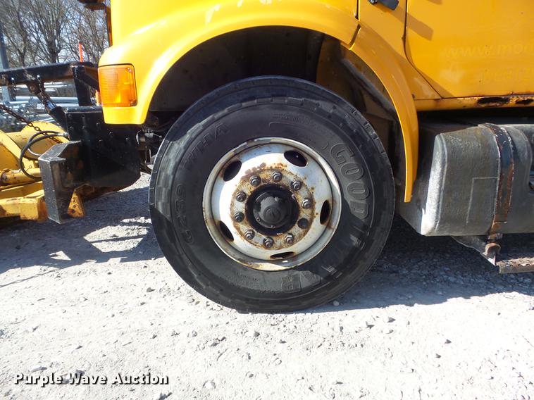 image for item DC7435 2002 International 4900 dump truck