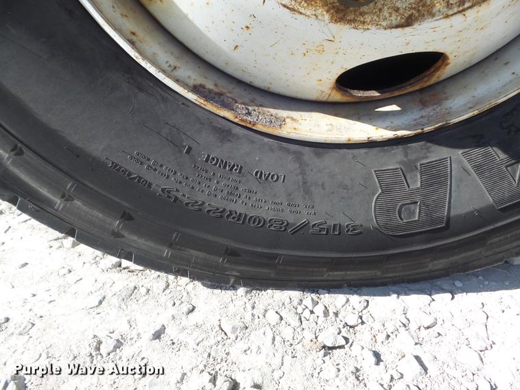 image for item DC7435 2002 International 4900 dump truck