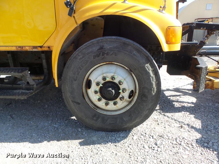 image for item DC7435 2002 International 4900 dump truck