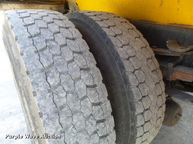 image for item DC7435 2002 International 4900 dump truck