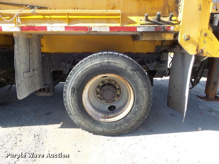 image for item DC7435 2002 International 4900 dump truck