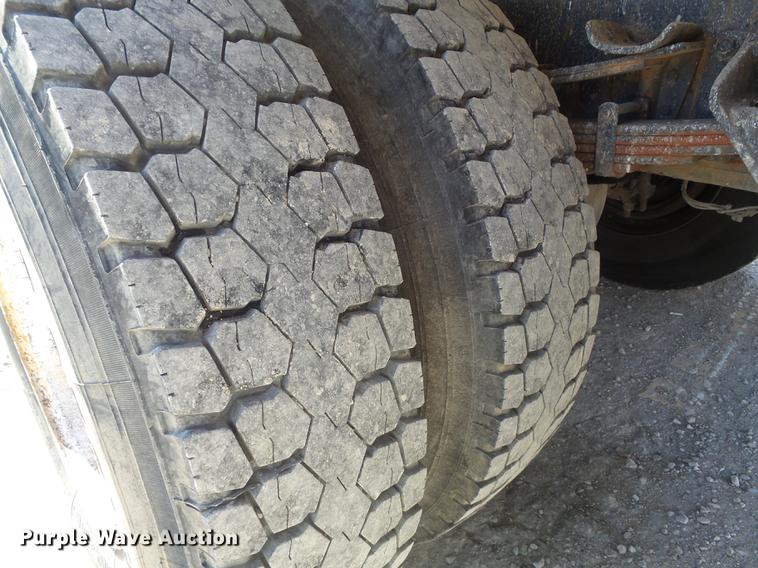 image for item DC7435 2002 International 4900 dump truck