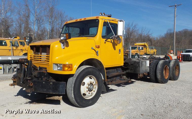 image for item DC7437 1999 International 4900 truck cab and chassis