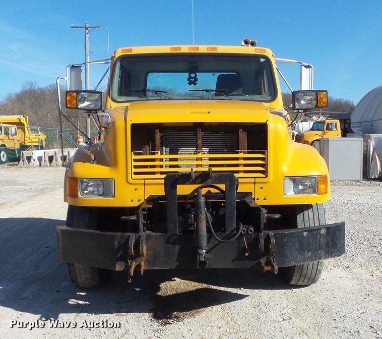 image for item DC7437 1999 International 4900 truck cab and chassis