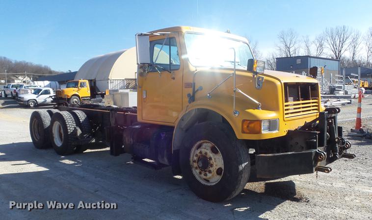 image for item DC7437 1999 International 4900 truck cab and chassis