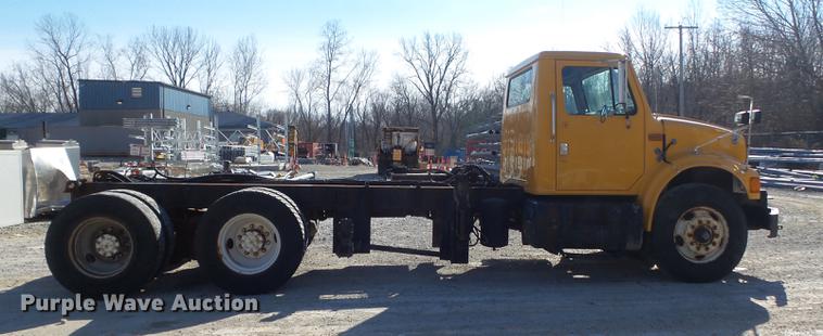 image for item DC7437 1999 International 4900 truck cab and chassis