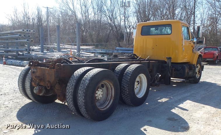 image for item DC7437 1999 International 4900 truck cab and chassis