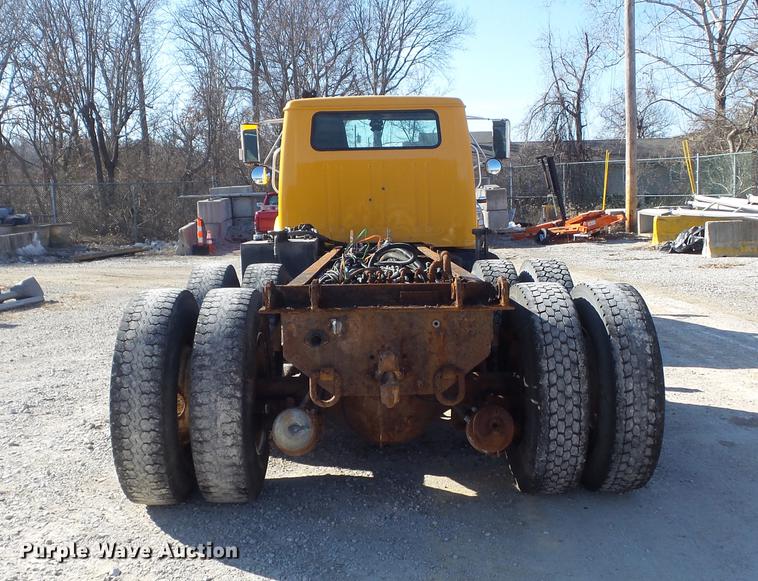 image for item DC7437 1999 International 4900 truck cab and chassis