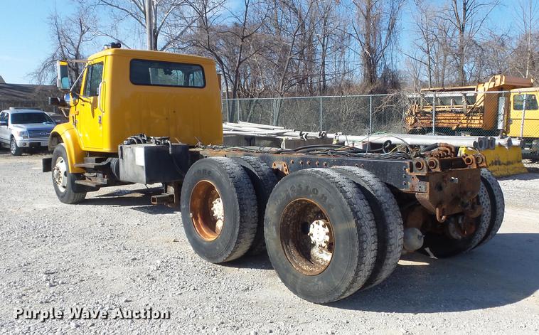 image for item DC7437 1999 International 4900 truck cab and chassis