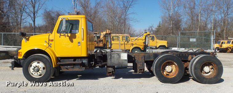 image for item DC7437 1999 International 4900 truck cab and chassis