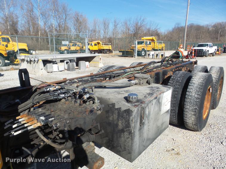 image for item DC7437 1999 International 4900 truck cab and chassis