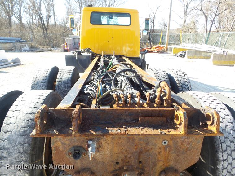 image for item DC7437 1999 International 4900 truck cab and chassis