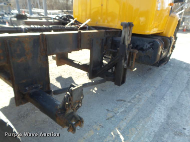 image for item DC7437 1999 International 4900 truck cab and chassis