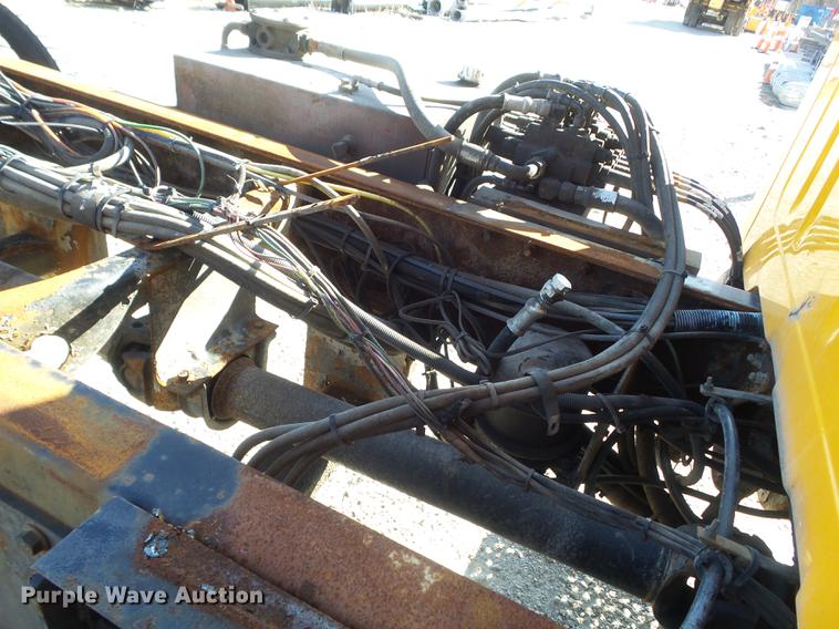 image for item DC7437 1999 International 4900 truck cab and chassis