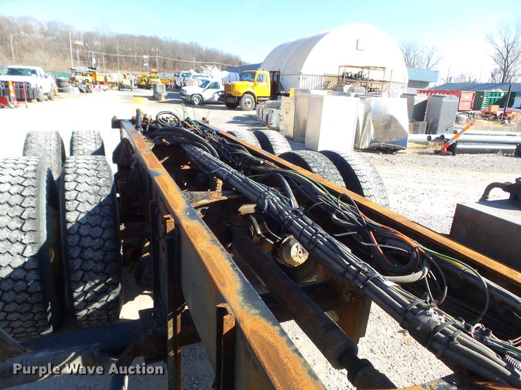 image for item DC7437 1999 International 4900 truck cab and chassis