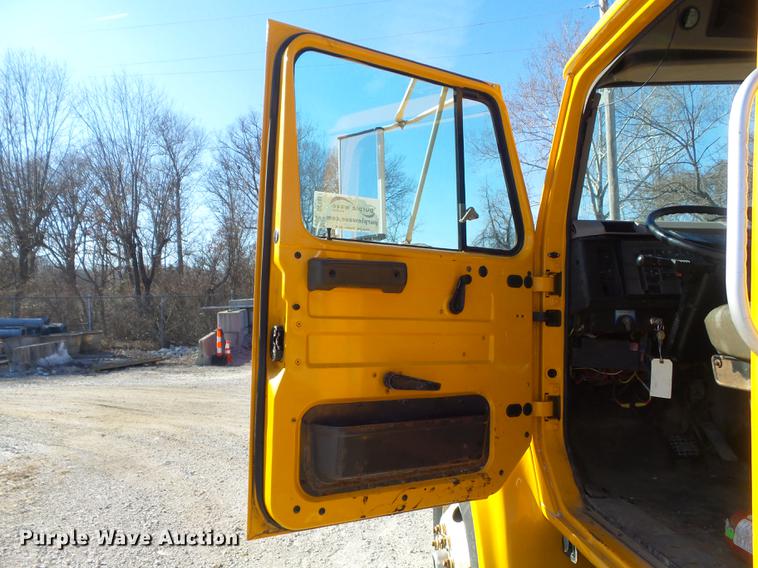 image for item DC7437 1999 International 4900 truck cab and chassis