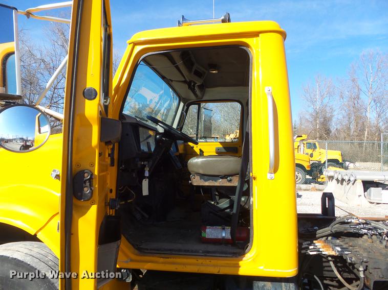 image for item DC7437 1999 International 4900 truck cab and chassis