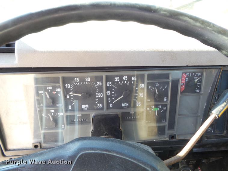 image for item DC7437 1999 International 4900 truck cab and chassis