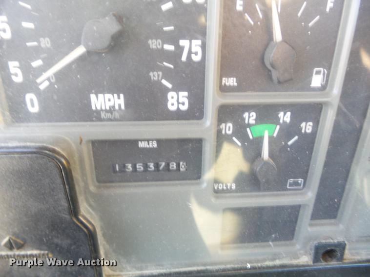 image for item DC7437 1999 International 4900 truck cab and chassis