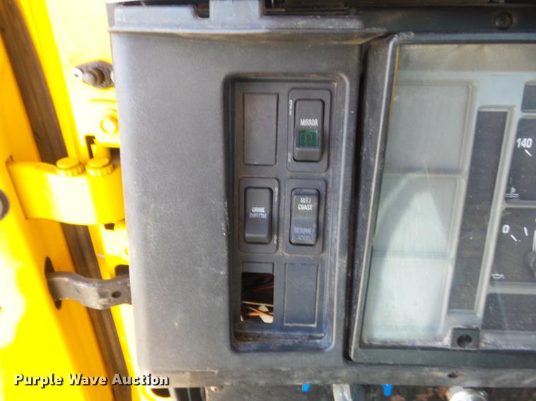 image for item DC7437 1999 International 4900 truck cab and chassis