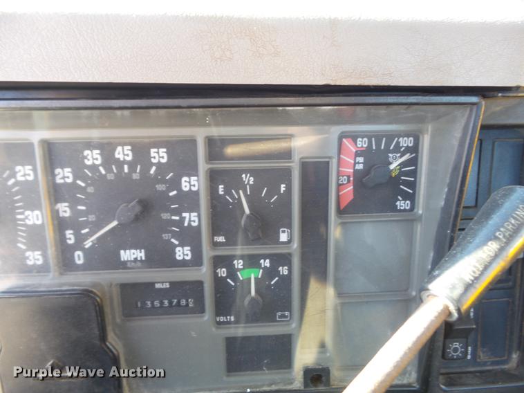 image for item DC7437 1999 International 4900 truck cab and chassis