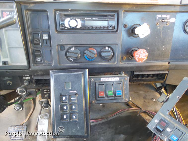 image for item DC7437 1999 International 4900 truck cab and chassis