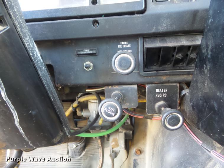 image for item DC7437 1999 International 4900 truck cab and chassis