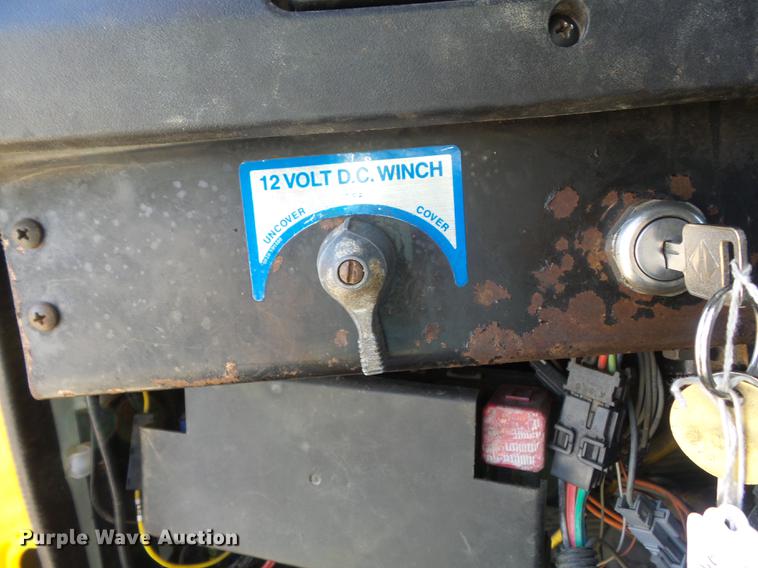 image for item DC7437 1999 International 4900 truck cab and chassis