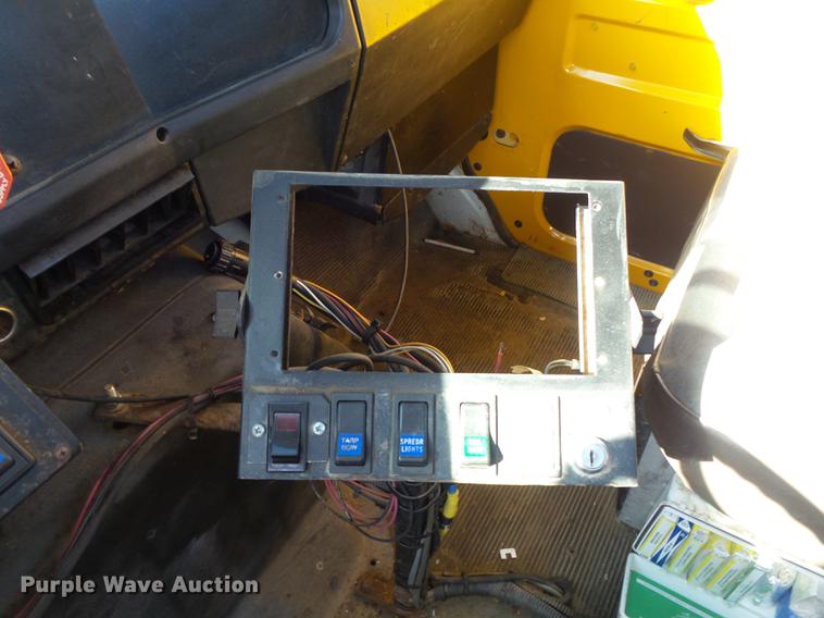 image for item DC7437 1999 International 4900 truck cab and chassis