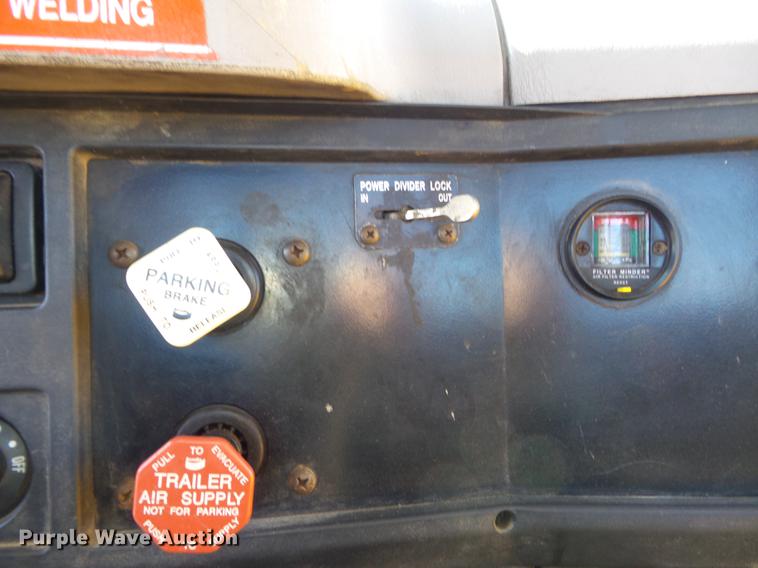 image for item DC7437 1999 International 4900 truck cab and chassis