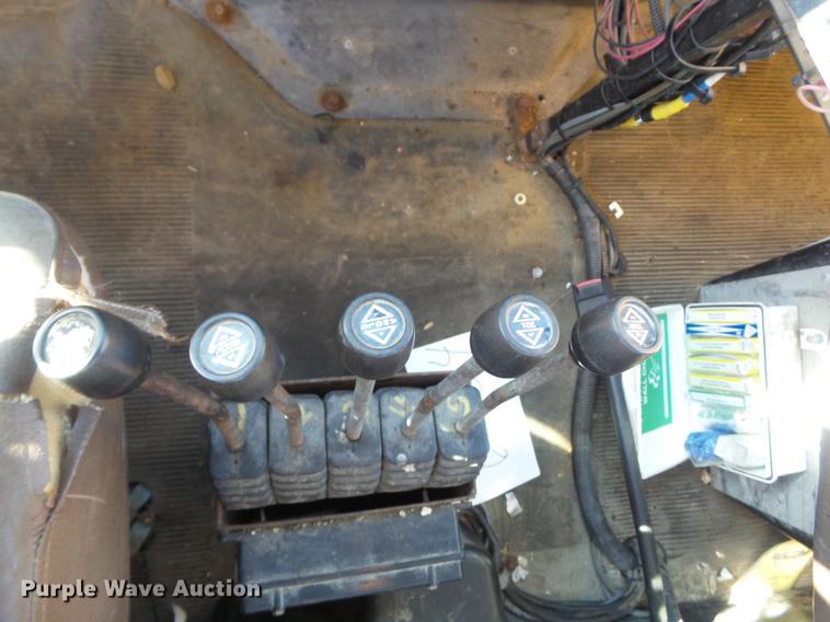 image for item DC7437 1999 International 4900 truck cab and chassis