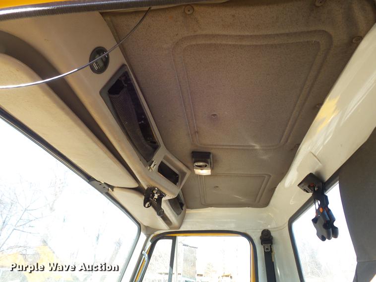 image for item DC7437 1999 International 4900 truck cab and chassis