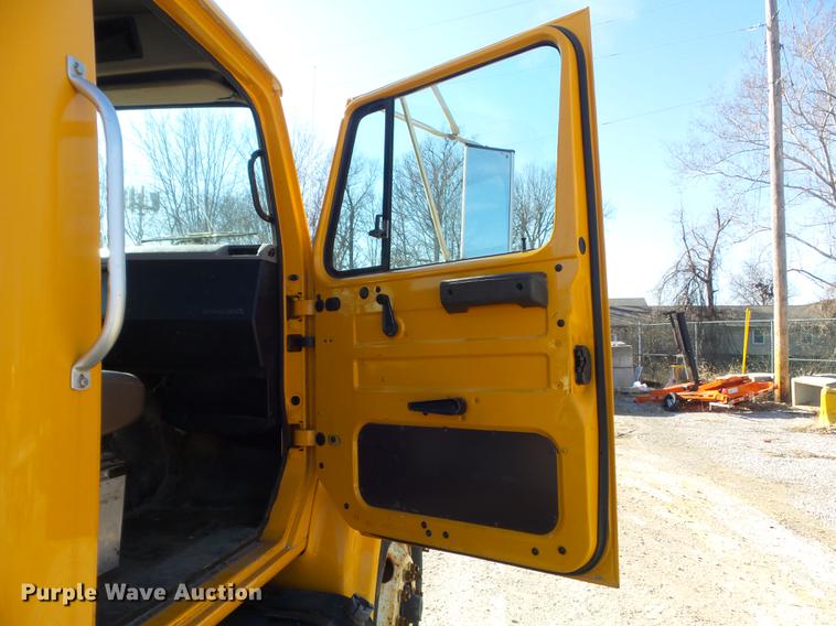 image for item DC7437 1999 International 4900 truck cab and chassis