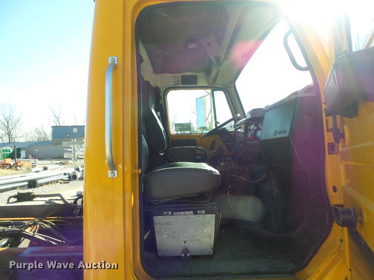 image for item DC7437 1999 International 4900 truck cab and chassis