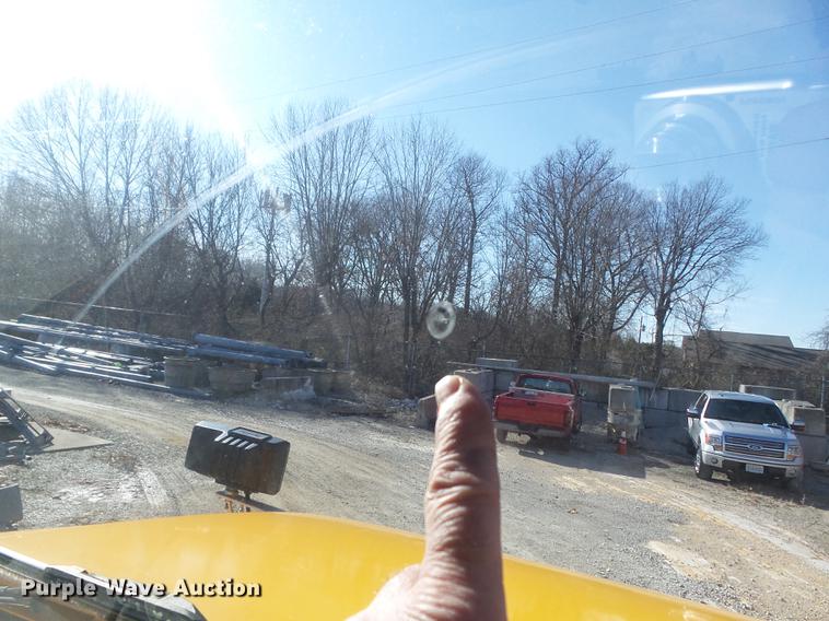 image for item DC7437 1999 International 4900 truck cab and chassis