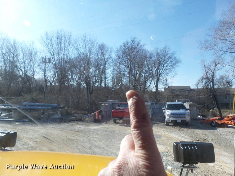 image for item DC7437 1999 International 4900 truck cab and chassis