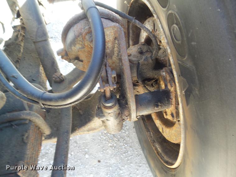 image for item DC7437 1999 International 4900 truck cab and chassis