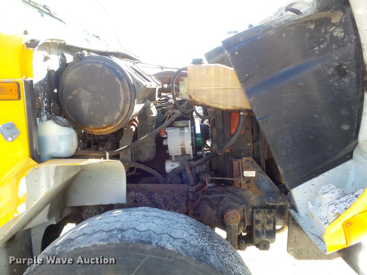 image for item DC7437 1999 International 4900 truck cab and chassis