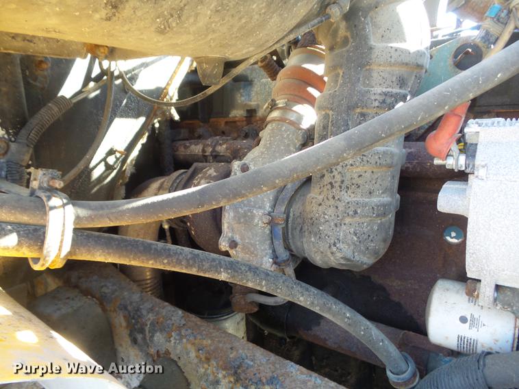 image for item DC7437 1999 International 4900 truck cab and chassis