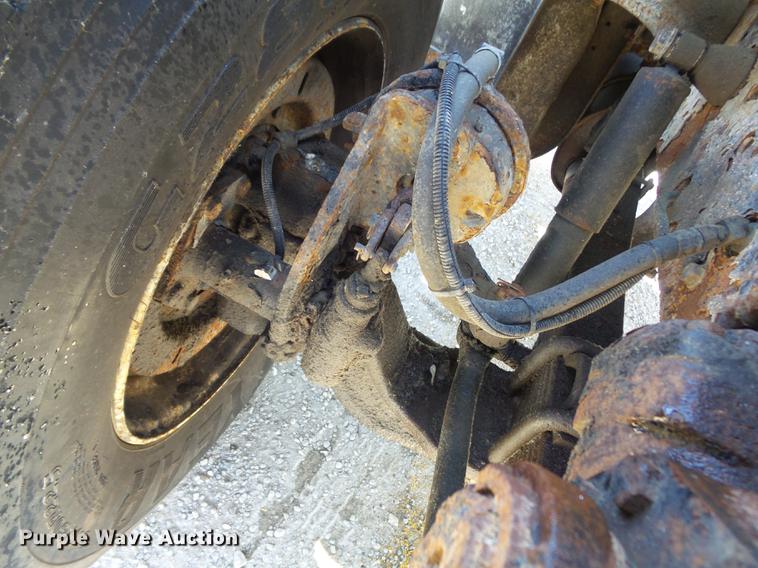 image for item DC7437 1999 International 4900 truck cab and chassis