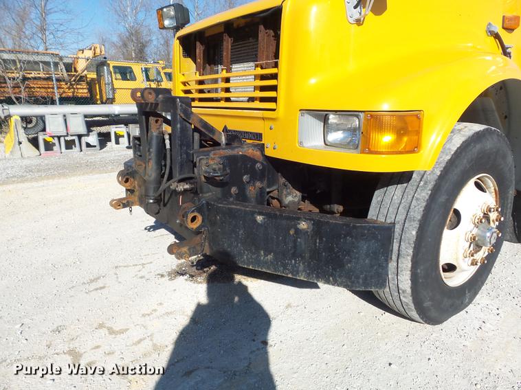 image for item DC7437 1999 International 4900 truck cab and chassis