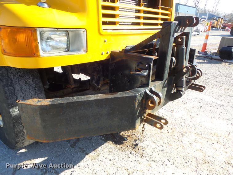 image for item DC7437 1999 International 4900 truck cab and chassis