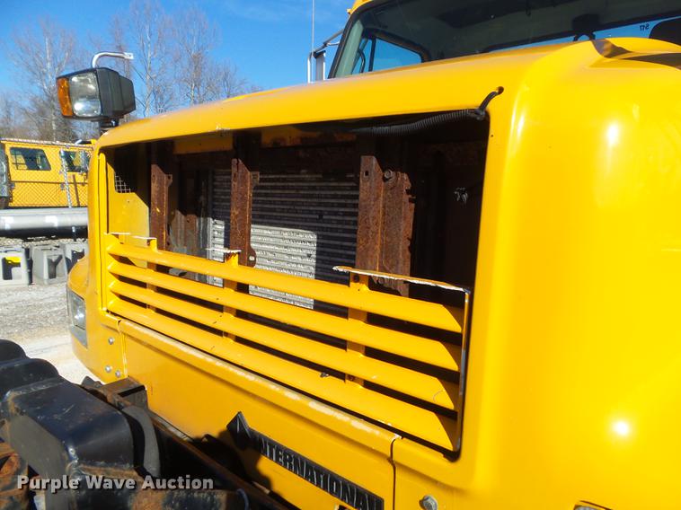 image for item DC7437 1999 International 4900 truck cab and chassis